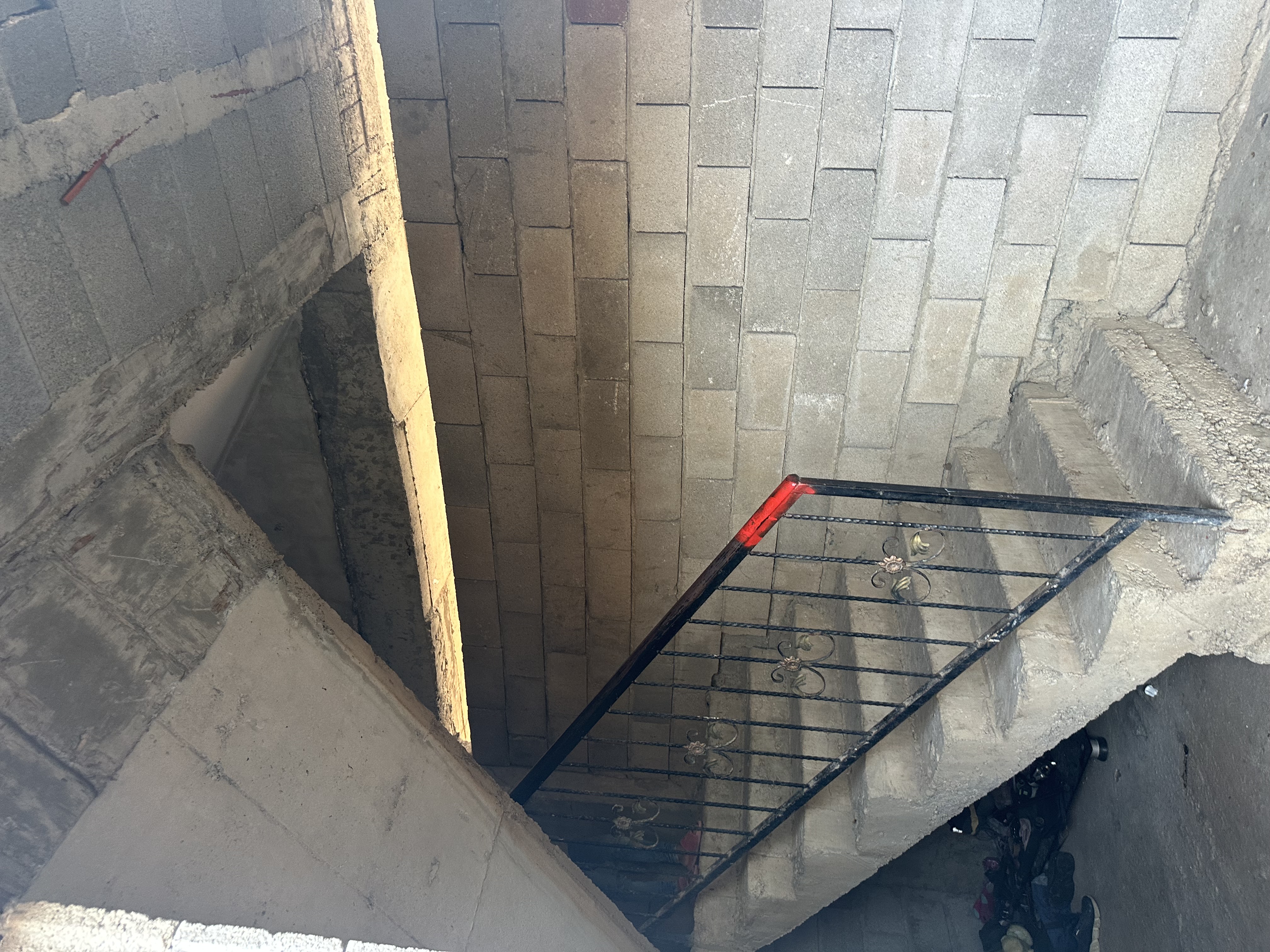 Ceza Evi yolu üzerinde 